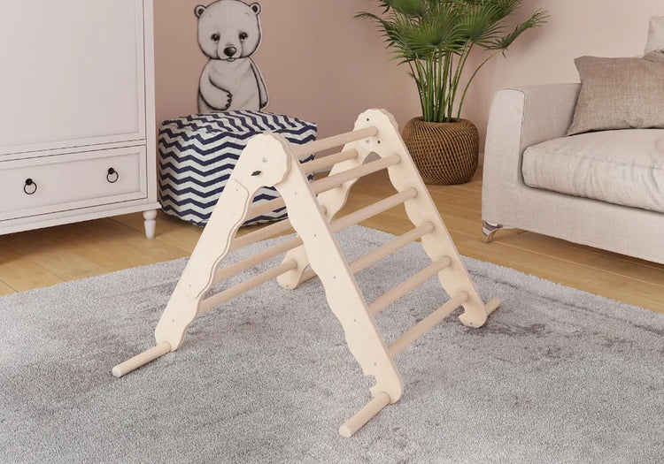 Auswahl verschiedener Pikler Dreiecke aus Holz mit Kindern beim Klettern und Spielen, verfügbar zum Mieten und Kaufen bei Toyflakes