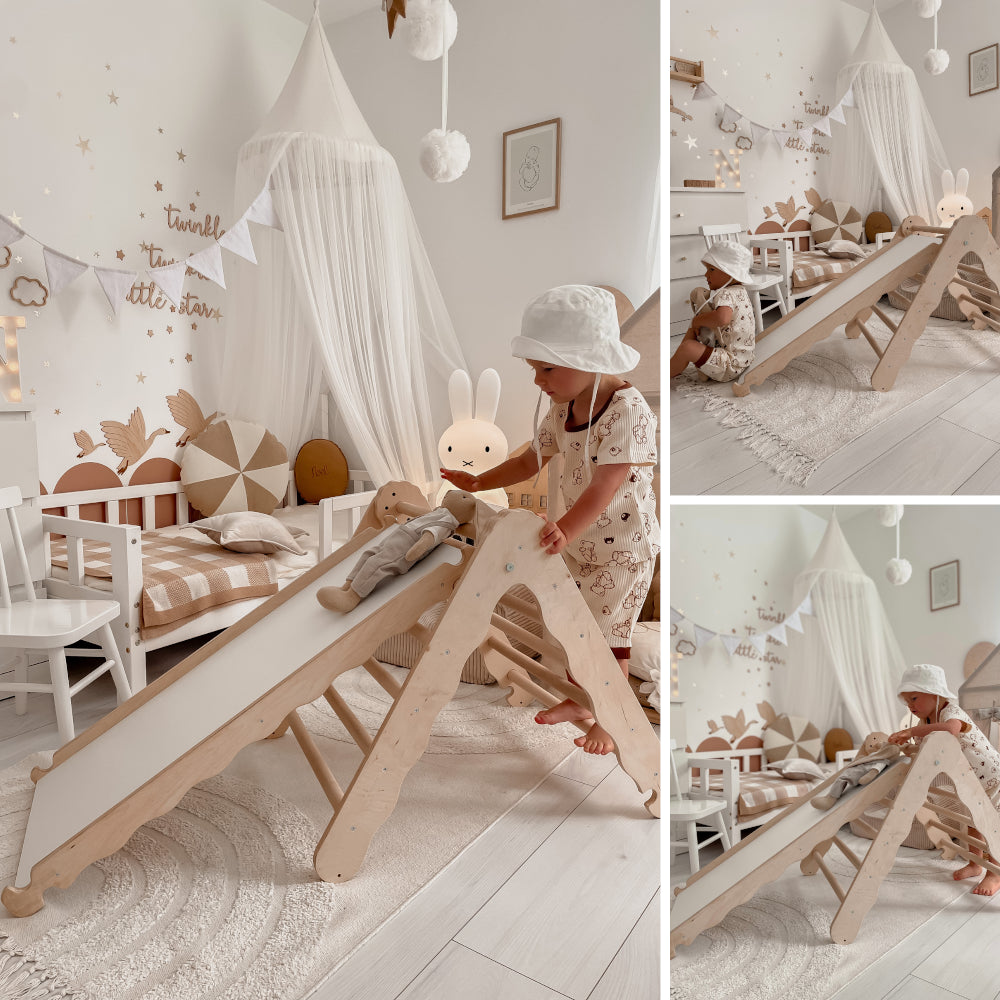 Kind spielt im Kinderzimmer mit Puppe und Mamoi Kletterdreieck und Rutsche