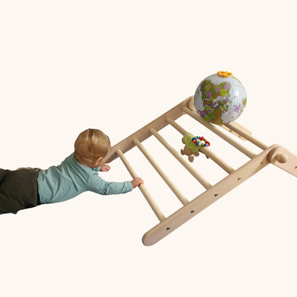 Baby klettert auf Zicklein Pikler Kletterdreieck von Kletterling 