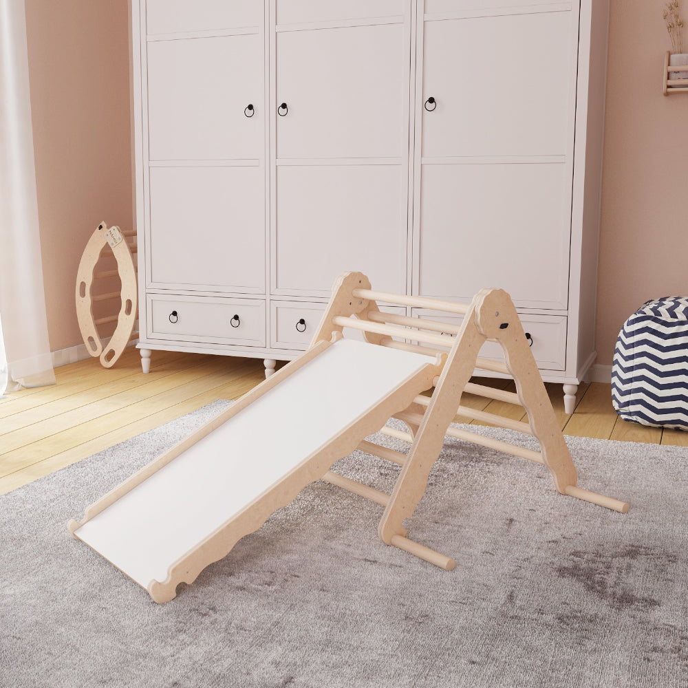 Mamoi Kletterdreieck mit Rutsche und Rampe vor Kleiderschrank in Kinderzimmer