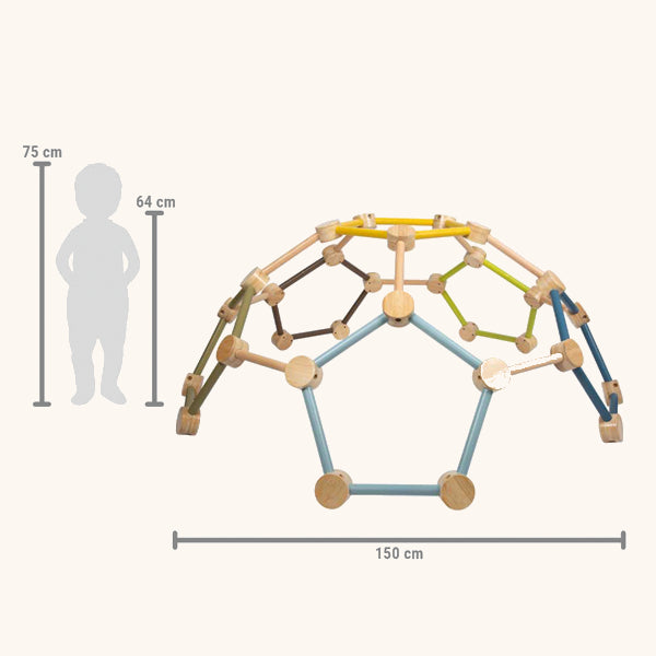 Größenvergleich einer bunten Kletterkuppel aus Holz von small foot