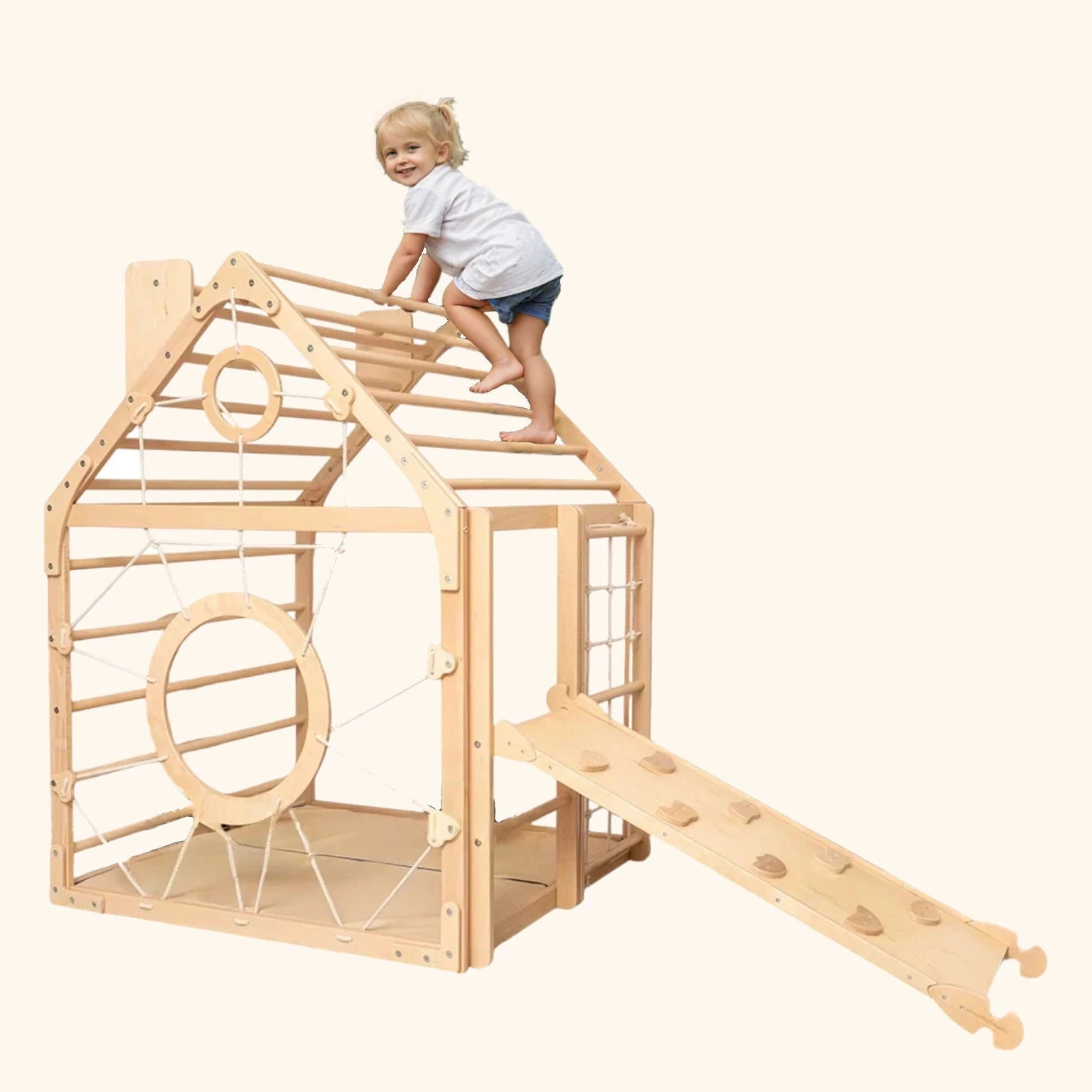 Kind klettert auf Spielhaus aus Holz von WoodandHearts