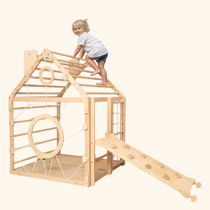 Kind klettert auf Spielhaus aus Holz von WoodandHearts