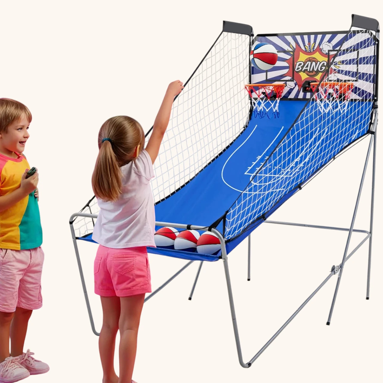 Kinder spielen mit Arcade Ballwurfspiel
