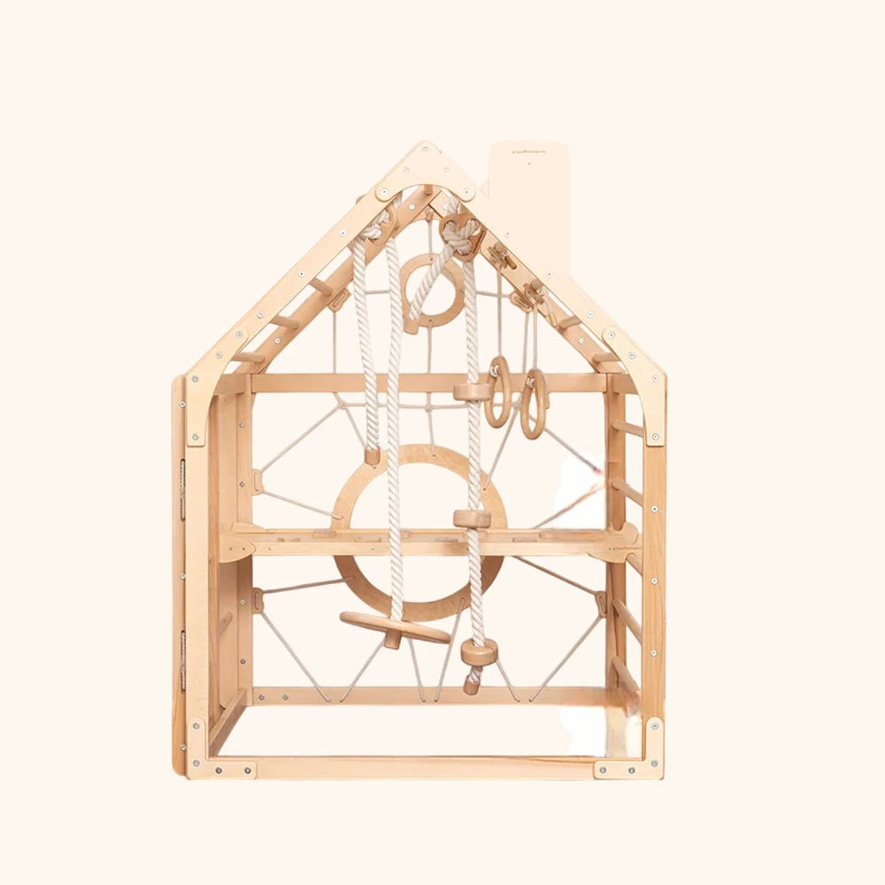 WoodandHearts Spielhaus mit Kletterseilen von vorne 